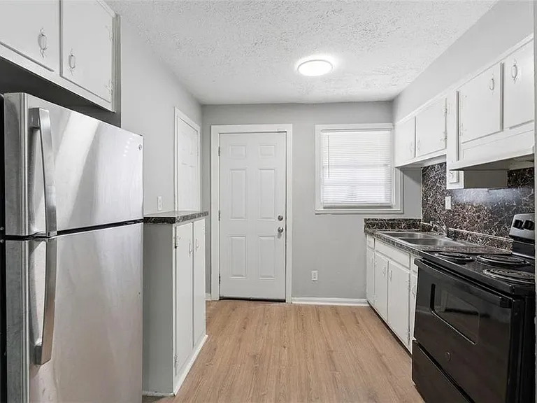4855 College St #11 — Photo 4