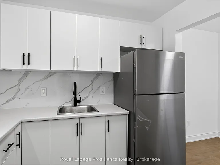 171 Hazlitt St #4 — Photo 6