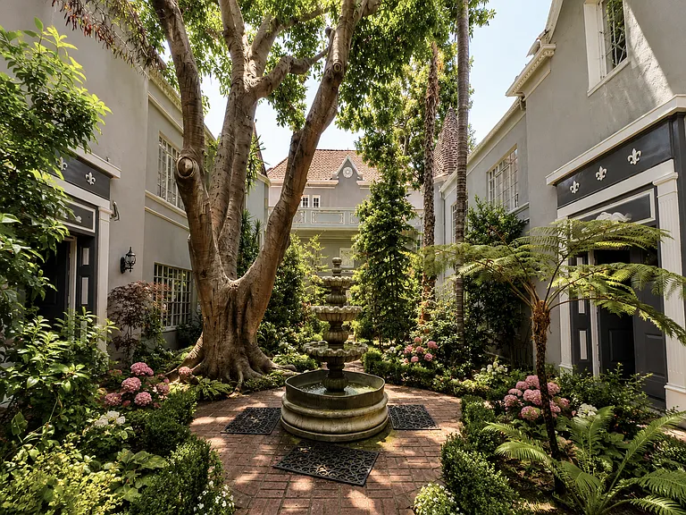 EXTERIOR BUILDING COURTYARD