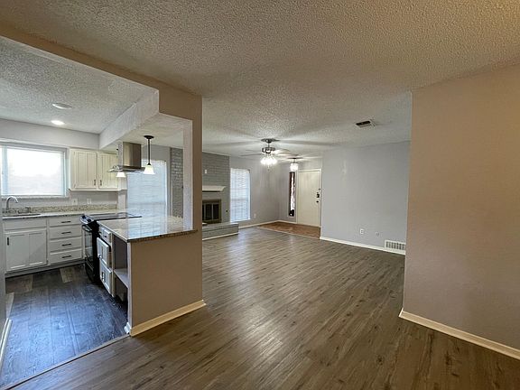 3rd image of 2000 Valleywood Dr