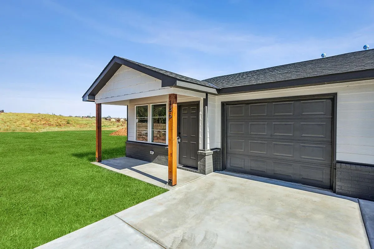 3 bed, 1050 sqft, $1,395 — Photo 1