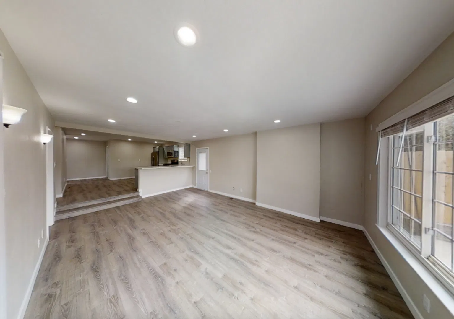7bd/3ba! Pool! Great View Of Campus — Photo 4