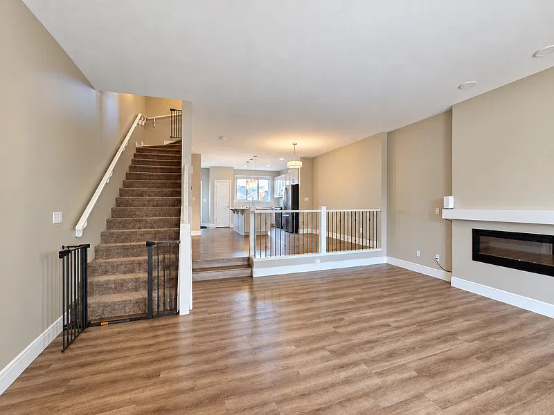 3 bed, 3.5 bath, 2500 sqft, $2,400 — Photo 2