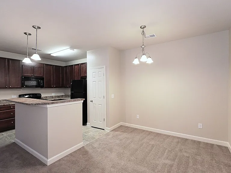 Astoria Apartments — Photo 9