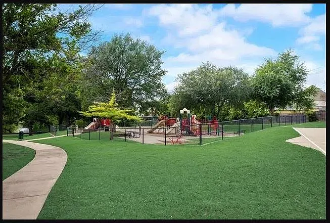18716 Greenside Dr — Photo 30