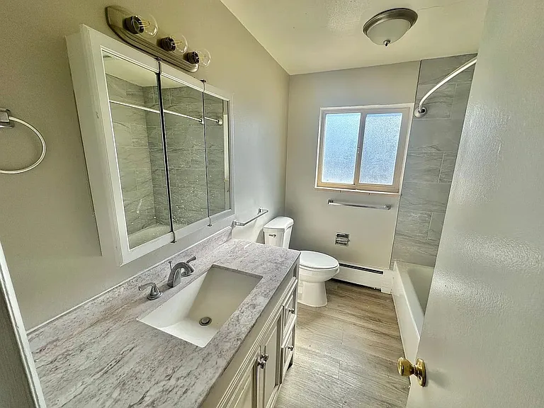 Royal Oaks Apartments — Photo 9