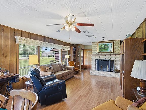 3rd image of 805 Goss Rd