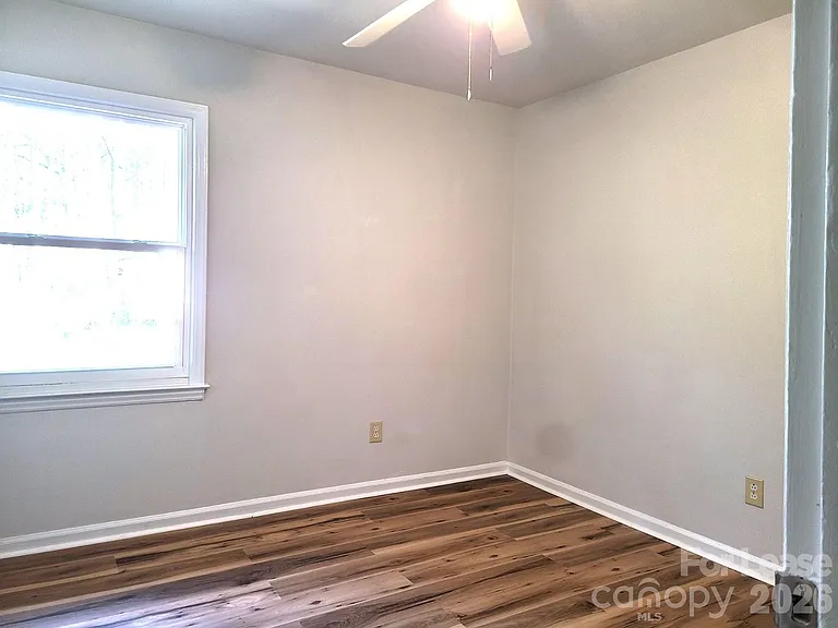 711 E John St — Photo 9