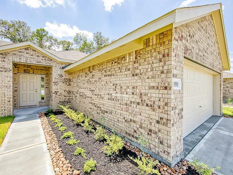 20930 Zuccala Dr — Photo 2