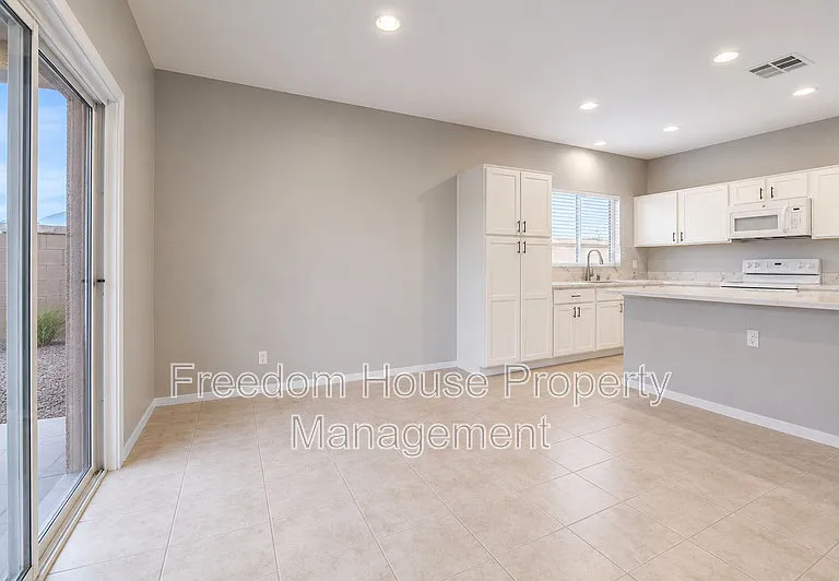 5465 Finestra St — Photo 8