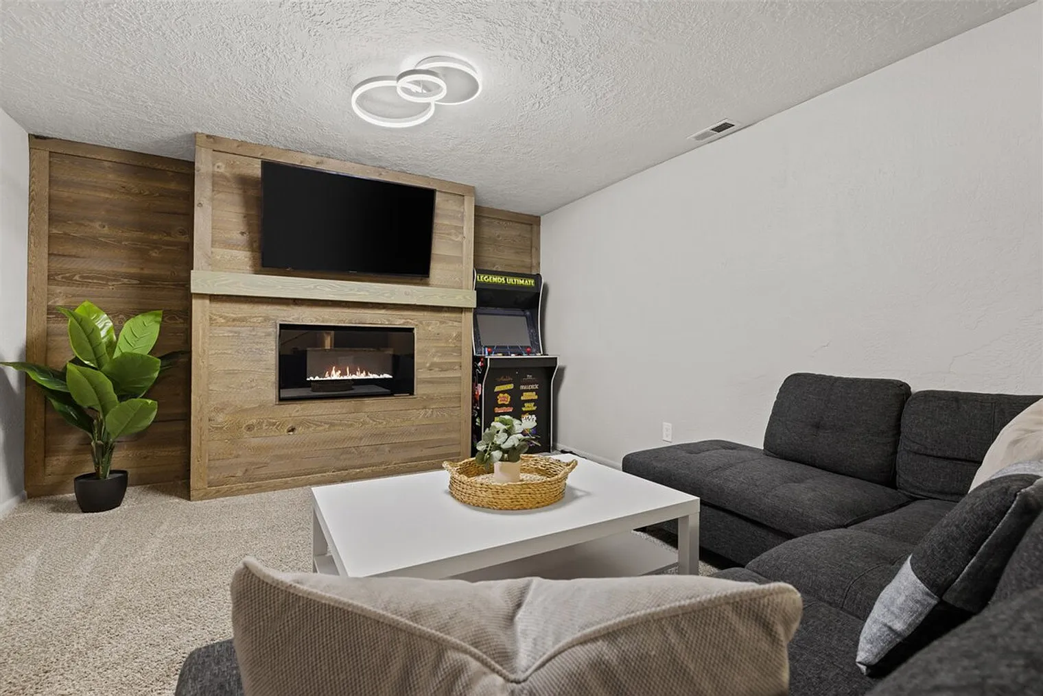 4 bed, 2.0 bath, 2400 sqft, $6,680 — Photo 3