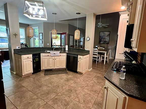 5th image of 18 Deer View Ct