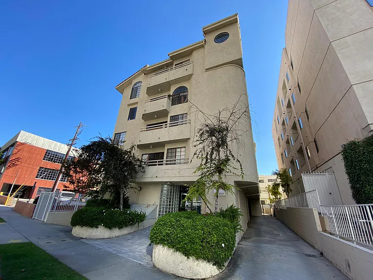 10916 Ashton Ave #101 — Photo 14