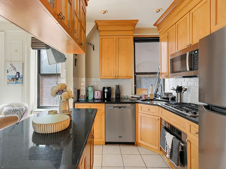 246 E 51st St #5 — Photo 3