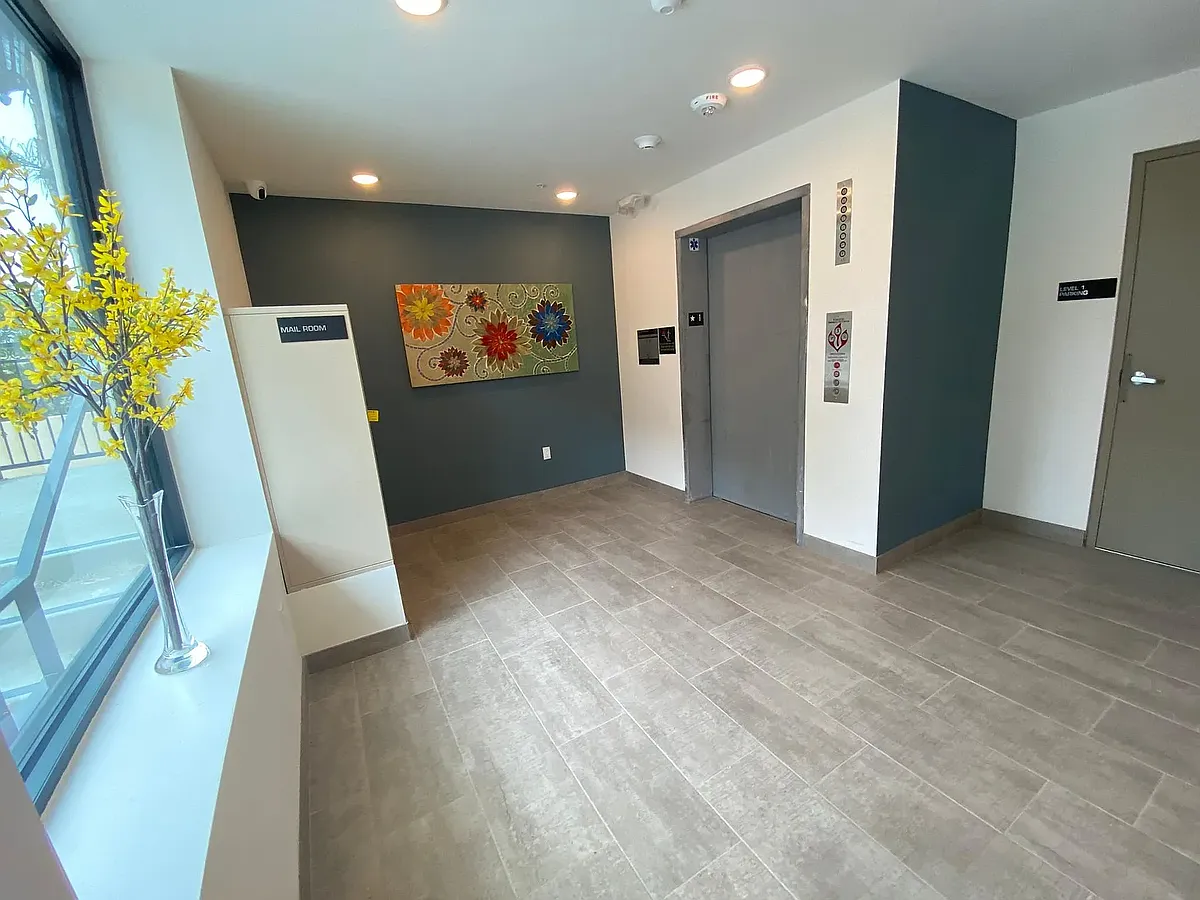 Building Photo - 11168 Morrison St #204