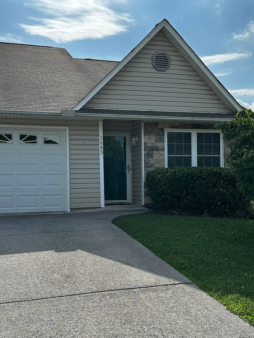 3 bed, 2.0 bath, 1806 sqft, $2,200 — Photo 3