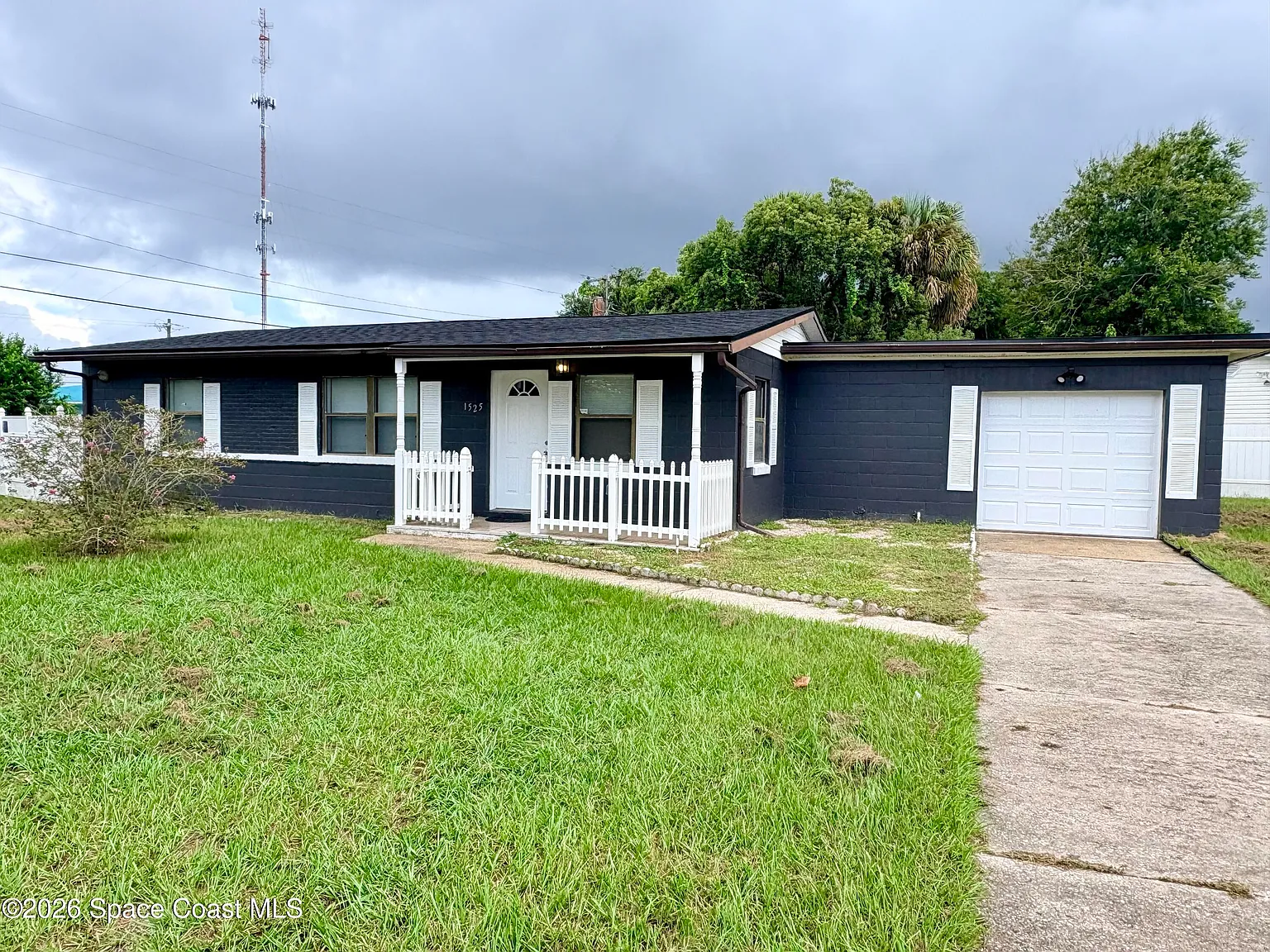 3 bed, 2.0 bath, 1184 sqft, $2,000 — Photo 1