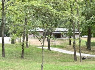 111 Greenleaf Dr, Flora, IL 62839