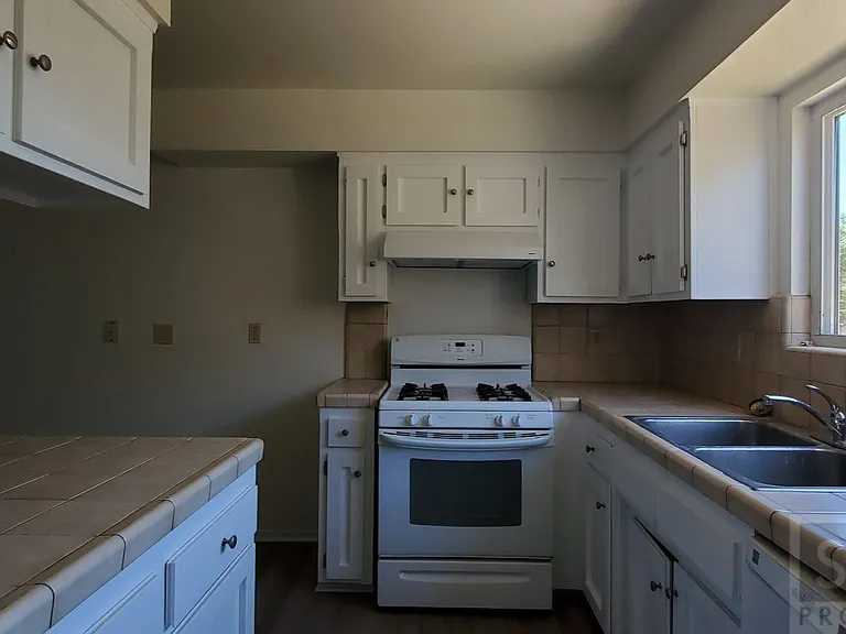 812 Emerald Ct — Photo 9