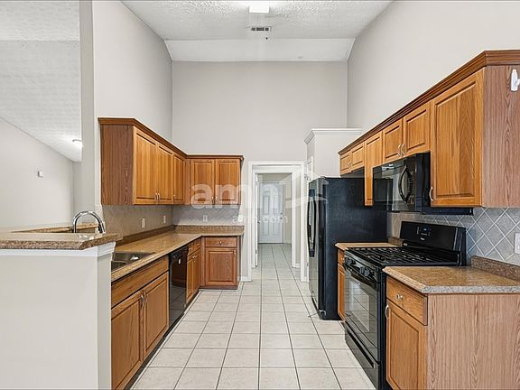 3rd image of 629 Victorian Cir