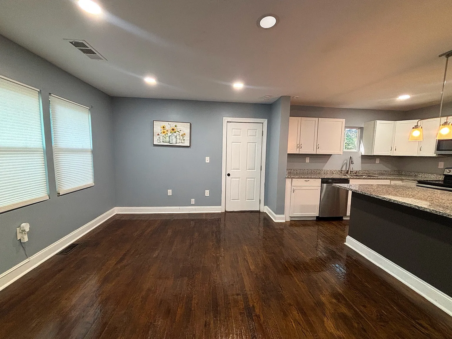 3 bed, 1326 sqft, $1,900 — Photo 2