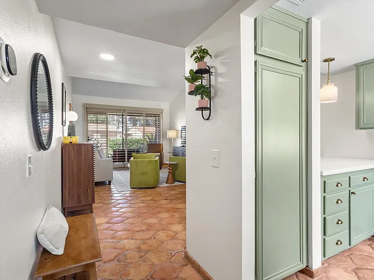 44 Malaga Dr — Photo 8