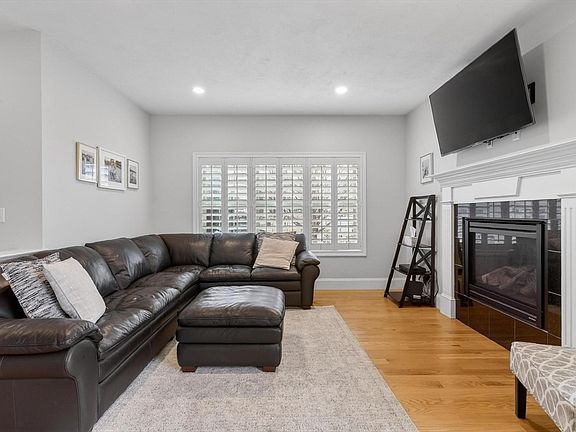 5th image of 36 Empire Dr