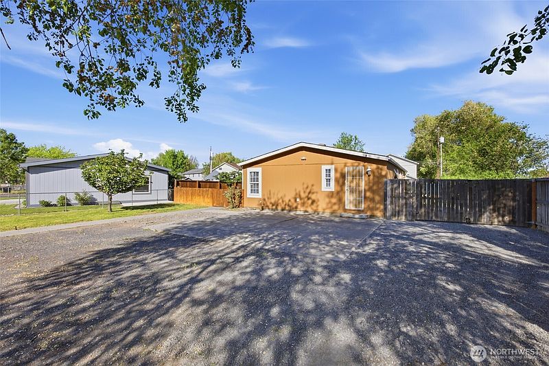 3rd image of 1827 W Bemis Street