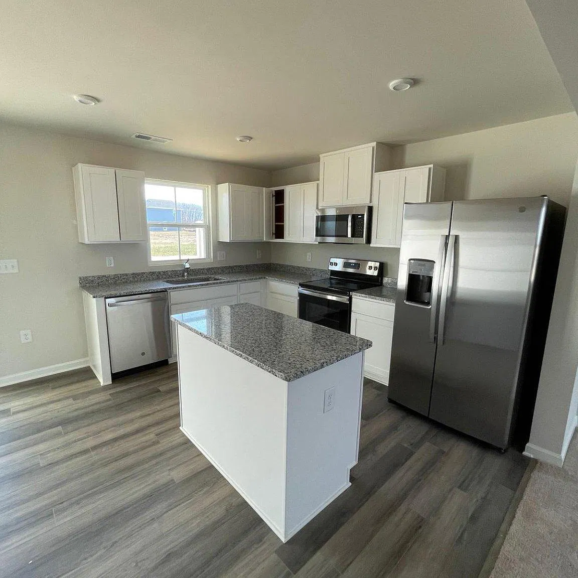 3 bed, 2.0 bath, 1220 sqft, $1,799 — Photo 3