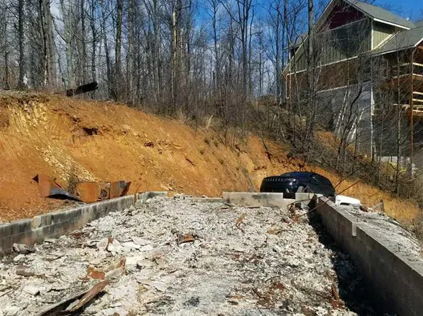 306 Pinnacle Dr, Gatlinburg, TN 37738