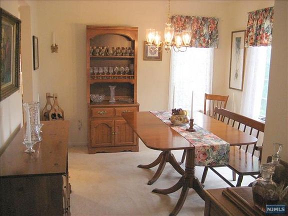 3rd image of 281 Coventry Ct