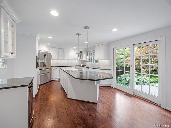 4th image of 165 Puritan Ave