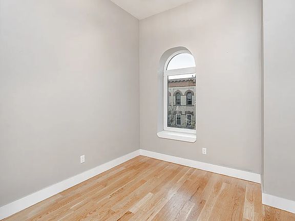 4th image of 306 Linden St APT 2