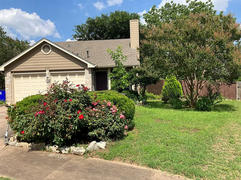 904 Cottonwood Cv — Photo 1
