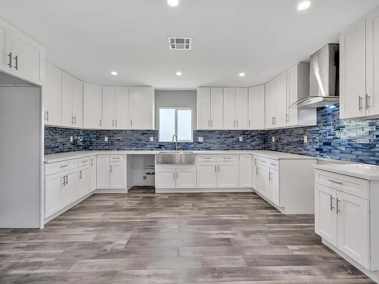 17116 Kingsbury St — Photo 4