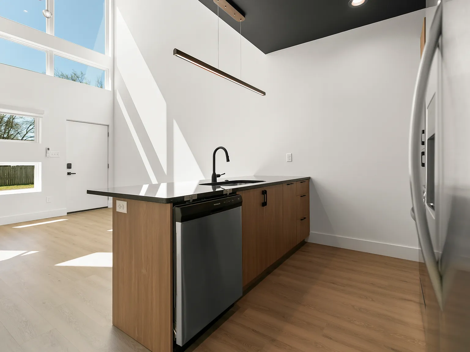 1 bed, 1.5 bath, 800 sqft, $1,400 — Photo 3