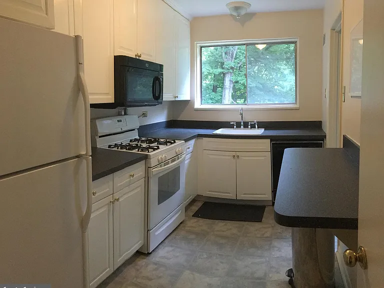 10512 Weymouth St — Photo 2