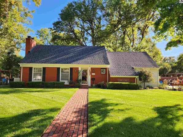 205 Countryside Dr, Hutchinson, KS 67502