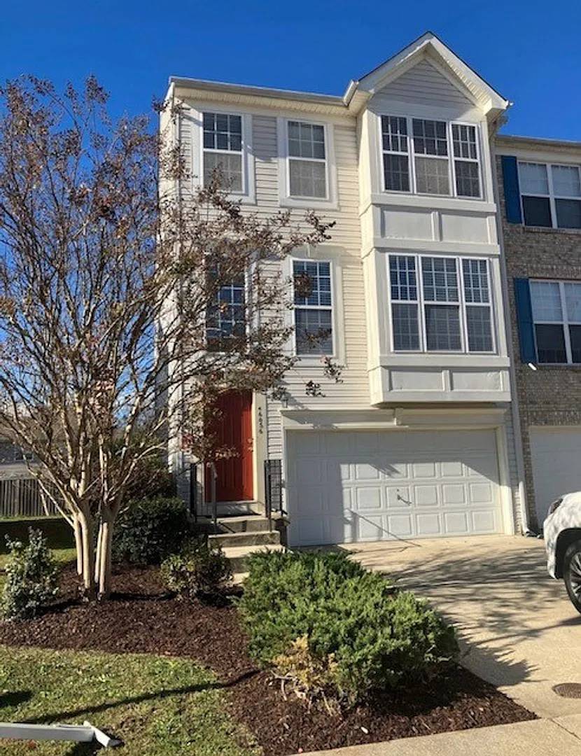 Beautiful end unit townhome with 3 finished levels — Photo 1