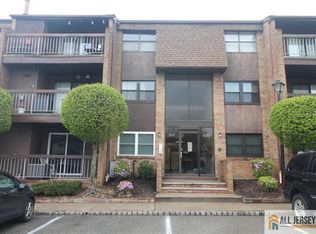 615 Sharon Ct, Woodbridge, NJ 07095