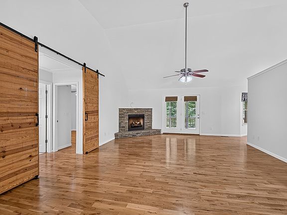 3rd image of 226 Bailey Farm Dr
