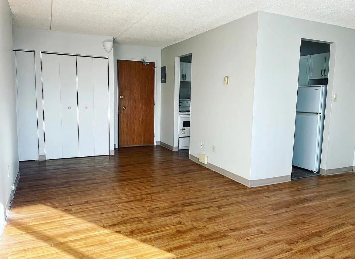 1080 Andrews — Photo 3