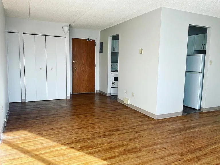 1080 Andrews St — Photo 3