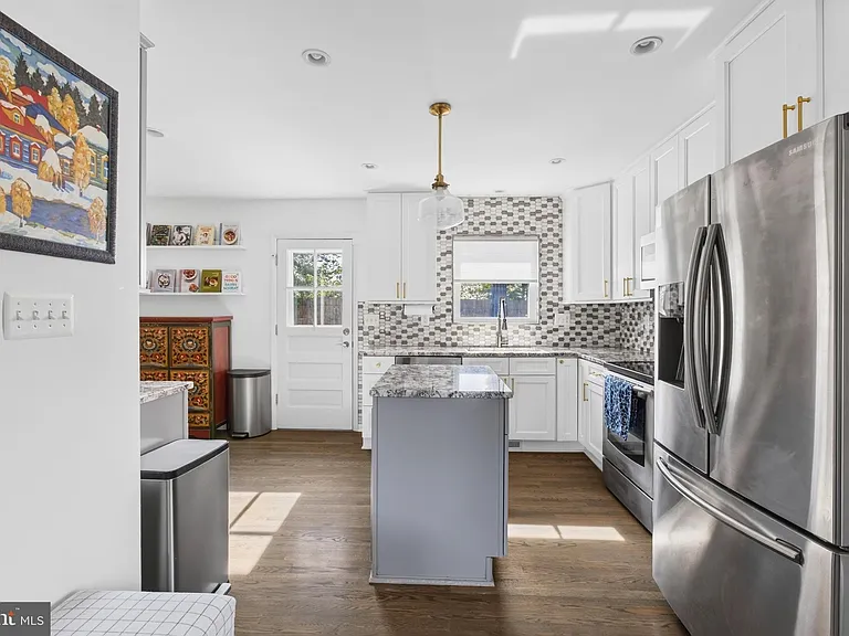 1015 Woods Pl — Photo 8
