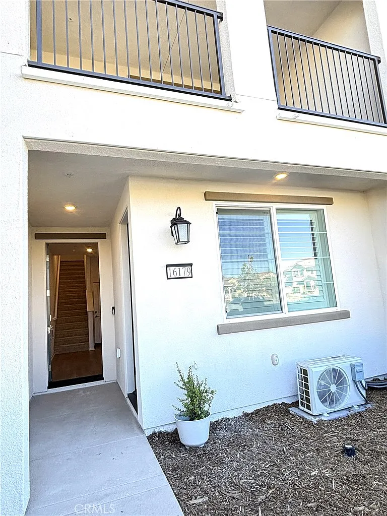 4 bed, 3.5 bath, 2525 sqft, $4,000 — Photo 2