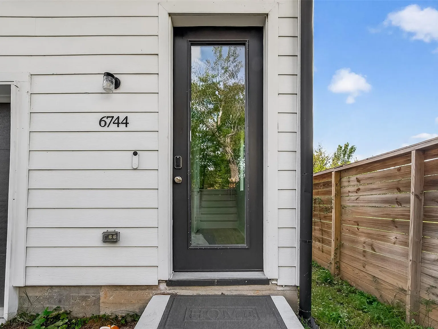 3 bed, 3.0 bath, 1884 sqft, $2,400 — Photo 2