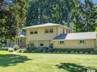 2 Beaufort Ln, Woodbury, NY 11797
