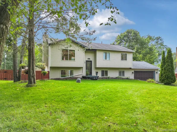 8073 Crosshill St, Davisburg, MI 48350