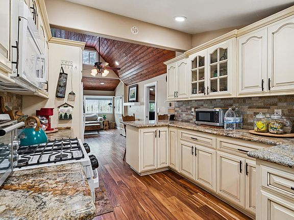 3rd image of 1557 Edge Cliff Dr