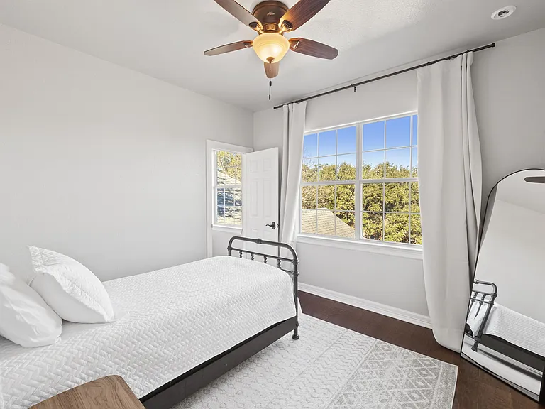 Garage apartment twin bedroom